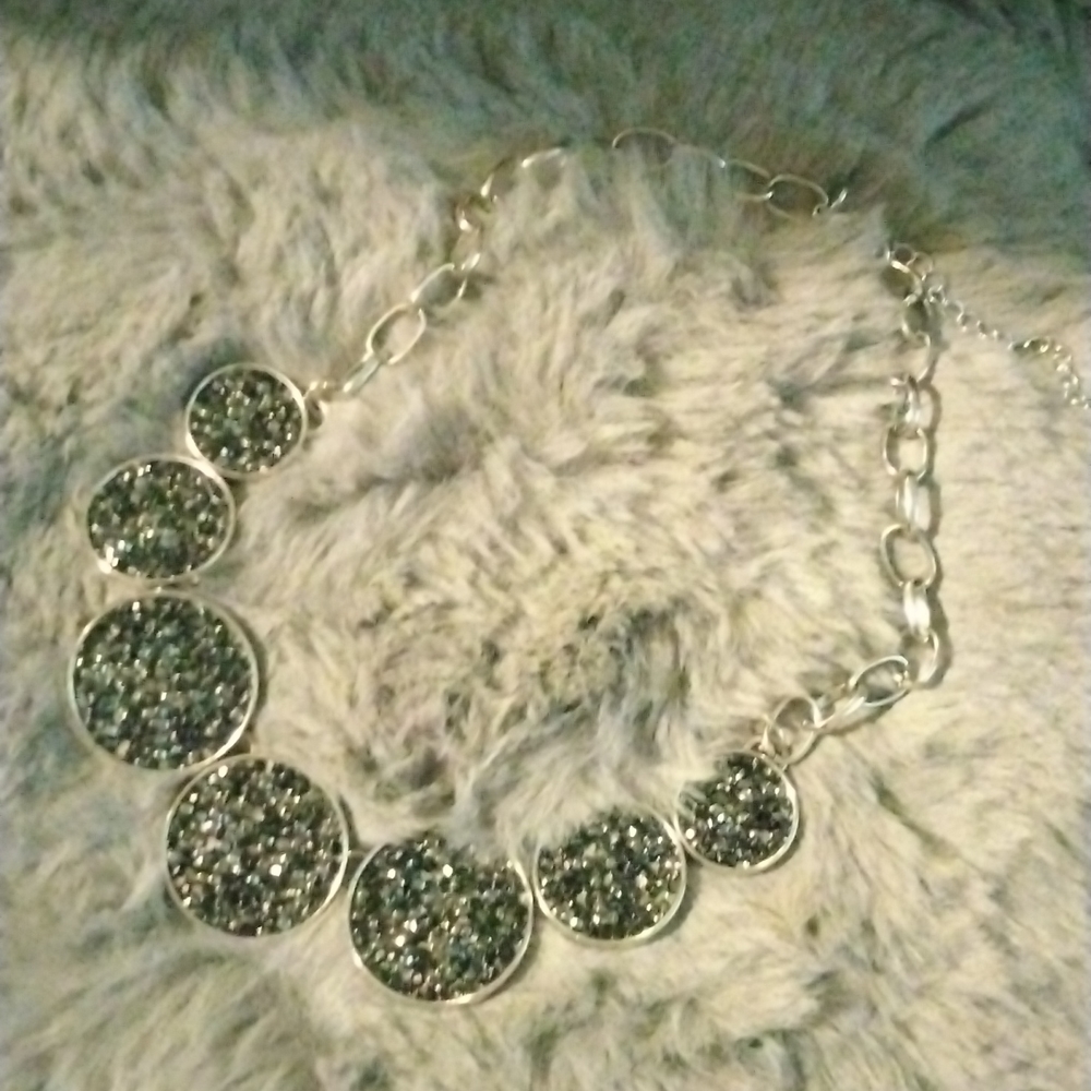 DONATING 
Cute statement Necklace